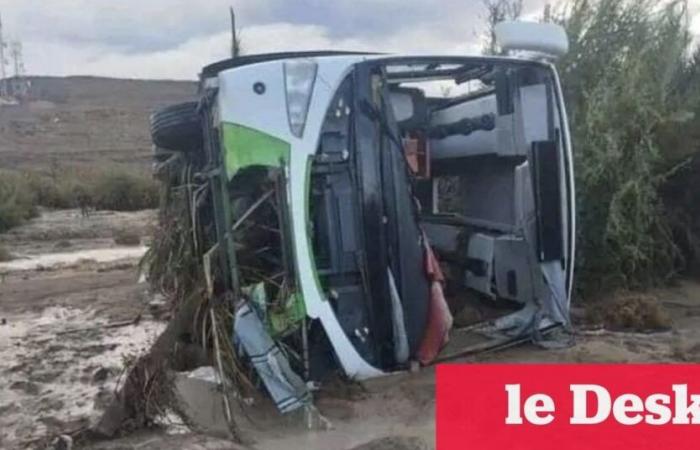 Un autocar emporté par les inondations à Oued Tata, 2 morts et 14 disparus