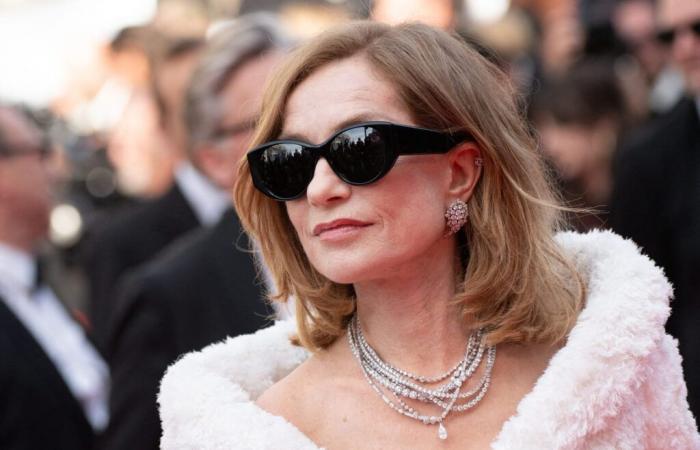 Pour personnaliser son sac à main, Isabelle Huppert a opté pour cet accessoire surprenant qui a fait l’unanimité