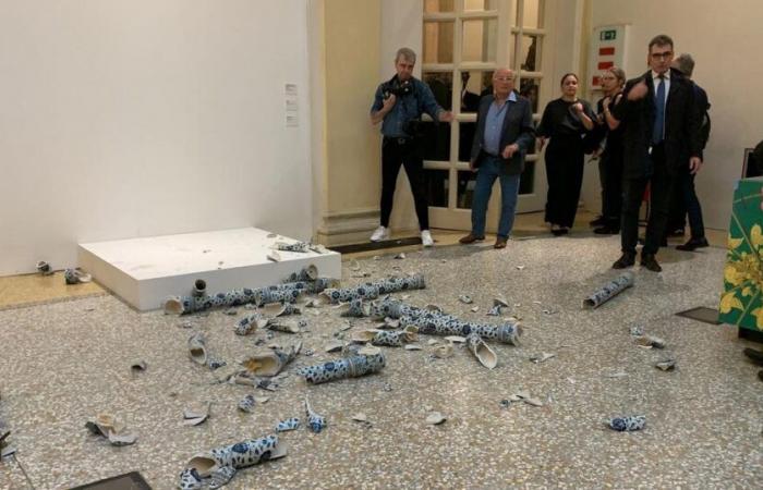 Un homme détruit une œuvre d’Ai Weiwei lors d’un vernissage en Italie