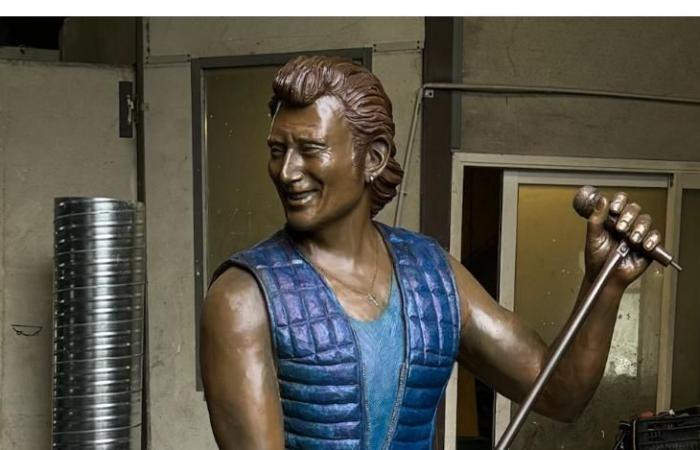 EN IMAGES – La nouvelle statue de Johnny Hallyday dévoilée à Fréjus