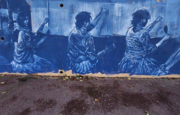 Une grande et belle fresque bleue salue Les Courageuses