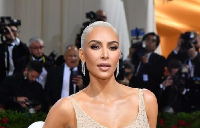 Kim Kardashian rend visite aux frères Menendez, incarnés dans « Monstres », en prison