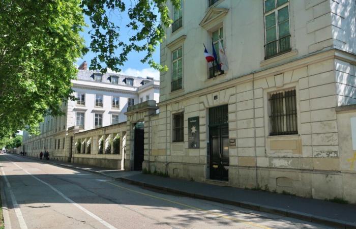 L’ancien professeur de lycée ne veut pas abandonner sa résidence officielle alors qu’il vit dans le Nord