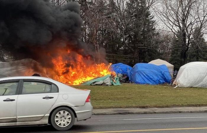 Incendie dans un camp mobile sur la rue Notre-Dame à Montréal