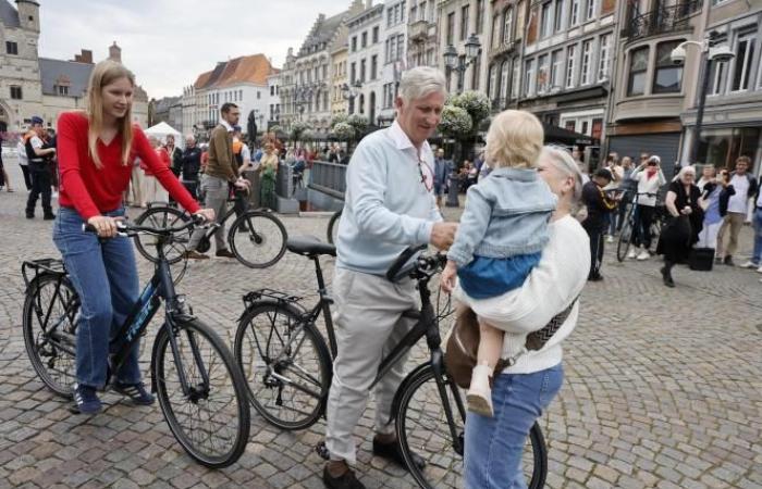 Balade à vélo pour le roi Philippe et sa fille la princesse Eleanor en ce dimanche sans voiture (photos)