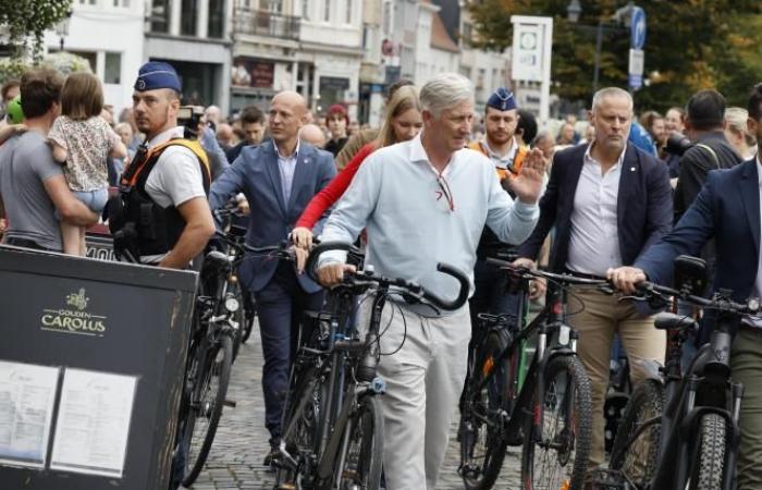 Balade à vélo pour le roi Philippe et sa fille la princesse Eleanor en ce dimanche sans voiture (photos)