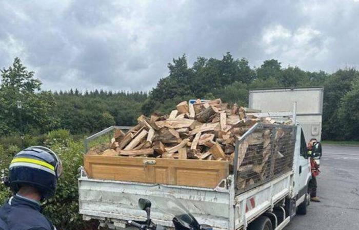 La camionnette est surchargée de plusieurs tonnes, la police arrête le conducteur avant que les choses ne dégénèrent