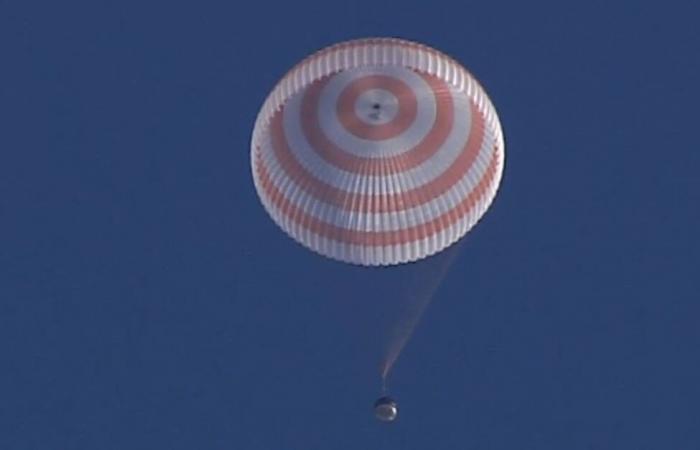 Les cosmonautes Oleg Kononenko, Nikolai Shub et l’astronaute de la NASA Tracy Dyson sont de retour sur Terre