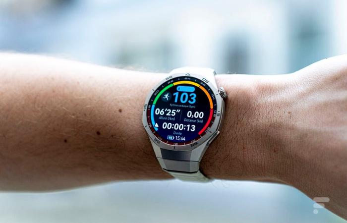 Voici enfin une montre que les sportifs peuvent porter pour les soirées habillées.