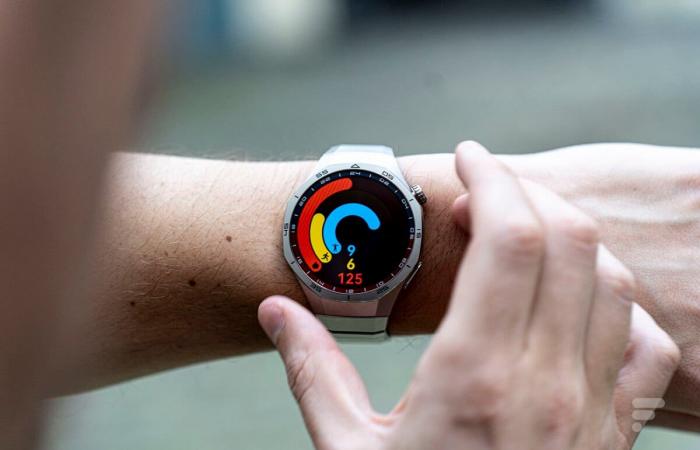 Voici enfin une montre que les sportifs peuvent porter pour les soirées habillées.