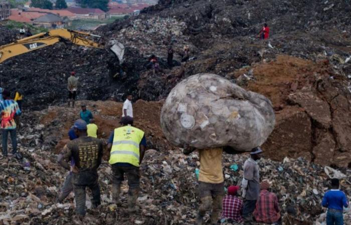 Trois fonctionnaires limogés après l’effondrement meurtrier d’une décharge à Kampala