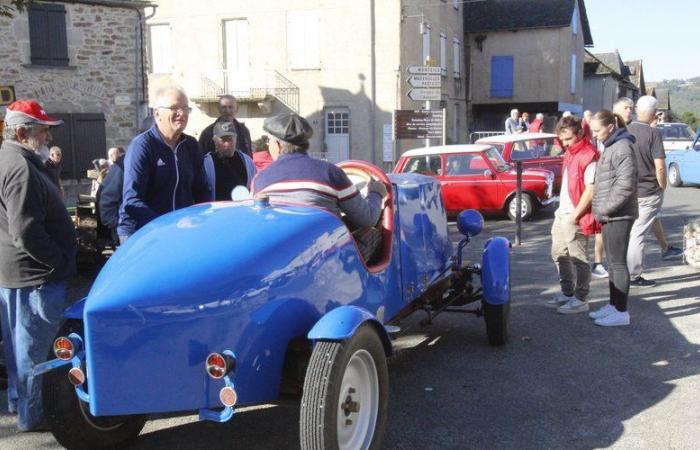 Najac. Accélération avant la journée des véhicules anciens