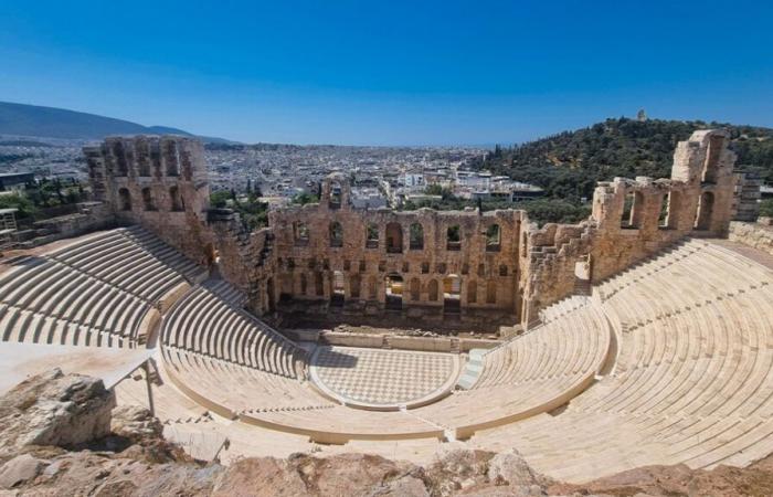 Un célèbre chanteur grec hospitalisé après un accident vasculaire cérébral lors d’un concert dans un théâtre antique