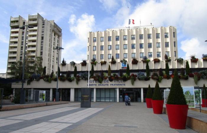 Près de Tours. Pourquoi cette mairie était-elle illuminée en rouge à la tombée de la nuit ?