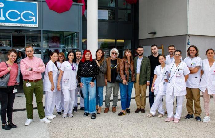 Louane, marraine de l’association Belle & Rose, en visite au CHU de Nîmes pour Octobre Rose