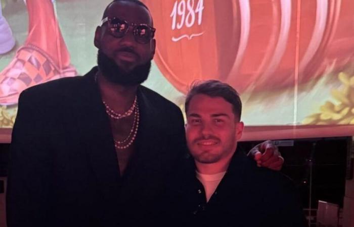 A Los Angeles, Antoine Dupont s’affiche fièrement avec LeBron James