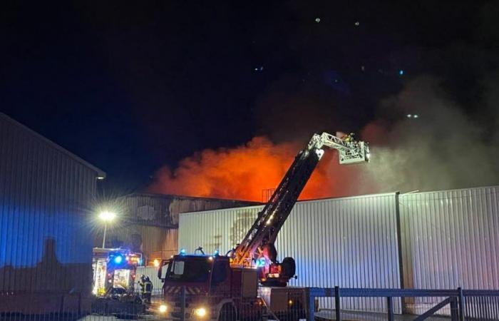 Pays de Montbéliard. Un gigantesque incendie en cours dans une usine à Lorscourt