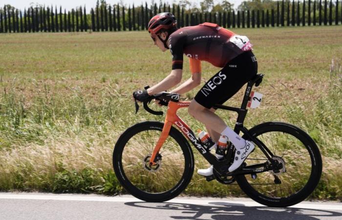 L’improbable traversée de la France à vélo de Thymen Arensman, animée le temps d’une nuit par Romain Bardet