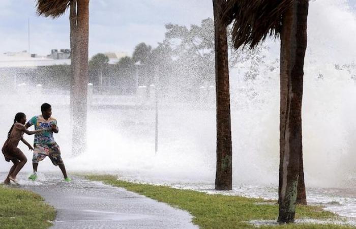 Hélène est déclassée en tempête tropicale après avoir causé plus de 33 morts