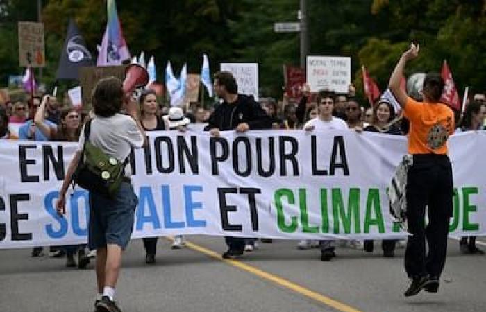 plusieurs centaines de personnes ont défilé vers l’Assemblée nationale