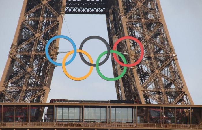 Symbole des Jeux Olympiques de Paris 2024, les anneaux olympiques ont été démontés de la Tour Eiffel