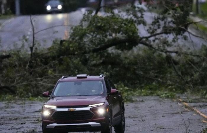 Hélène est déclassée en tempête tropicale après avoir causé plus de 33 morts