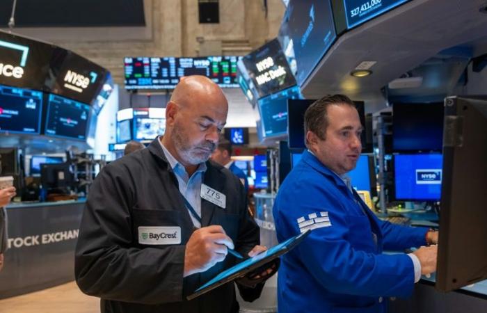 Wall Street termine en ordre dispersé, record pour le Dow Jones