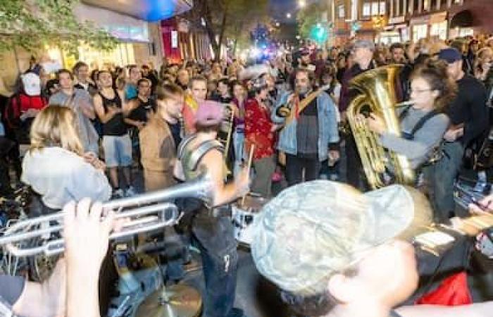 Une manifestation bruyante – et musicale – contre la fermeture du cabaret La Tulipe