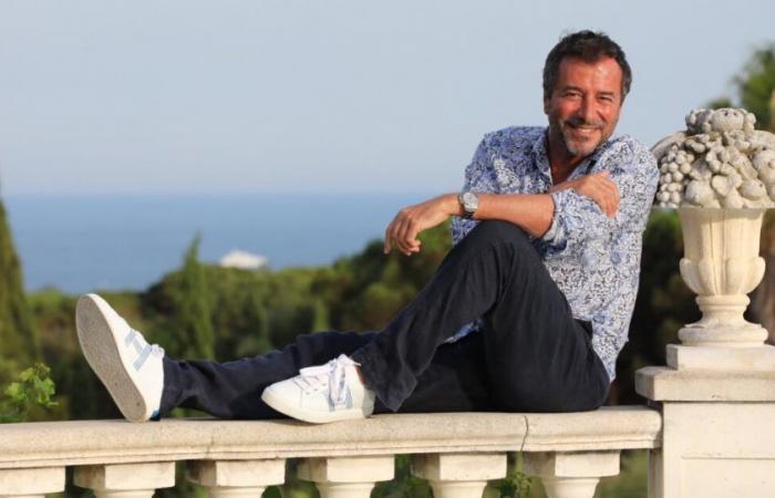 EXCLU Bernard Montiel nous fait visiter sa maison moderne avec patio entouré de verdure à Saint-Tropez !