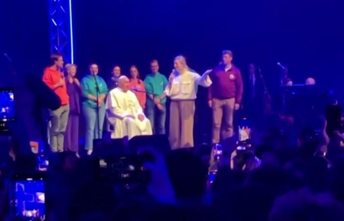 Réunis autour du stade Roi Baudouin, des milliers de jeunes ont reçu la visite surprise… du Pape