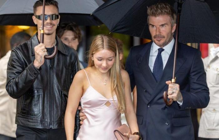 Dans sa robe en satin, Harper Seven Beckham, 13 ans, impressionne par son look au défilé de sa mère