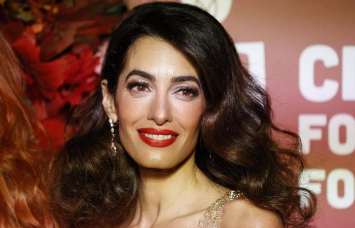 Amal Clooney adopte la couleur de rouge à lèvres parfaite pour éclaircir le visage et blanchir les dents