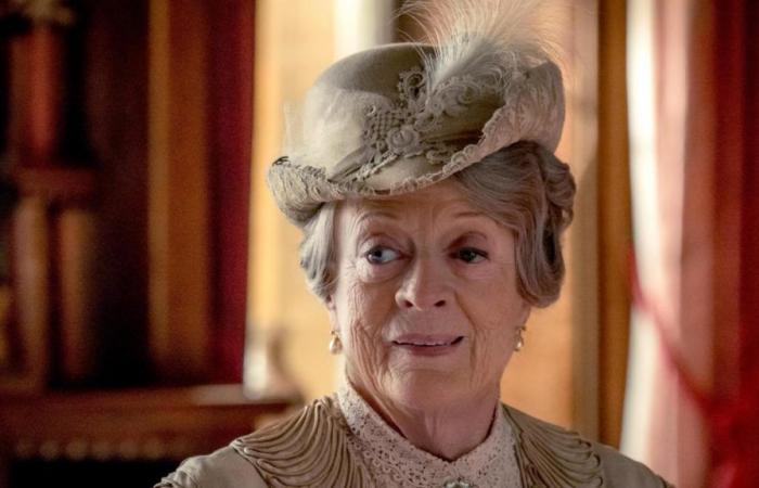 Le créateur de “Downton Abbey” rend hommage à Maggie Smith : “Une grande actrice”