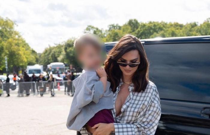 Emily Ratajkowski arrive au défilé Loewe avec son fils de 4 ans