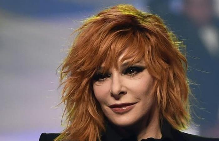 Mylène Farmer retrouve ses fans devant le Stade de France quelques heures avant son concert