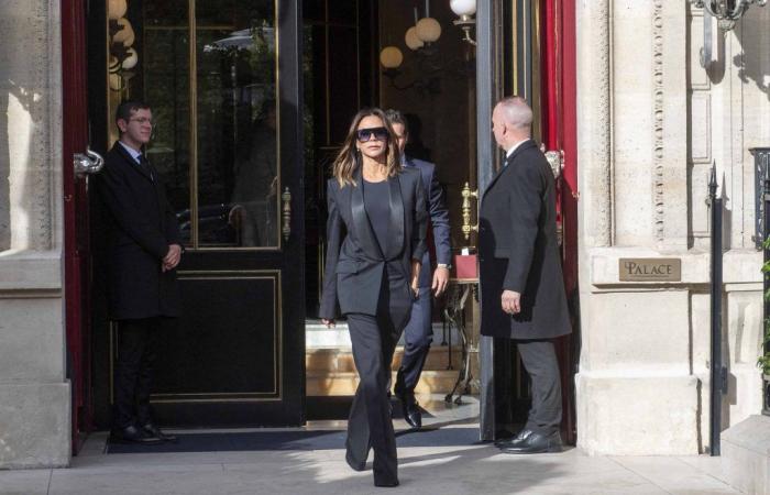 Victoria Beckham toujours entourée de sa famille pour son défilé parisien, Harper a grandi