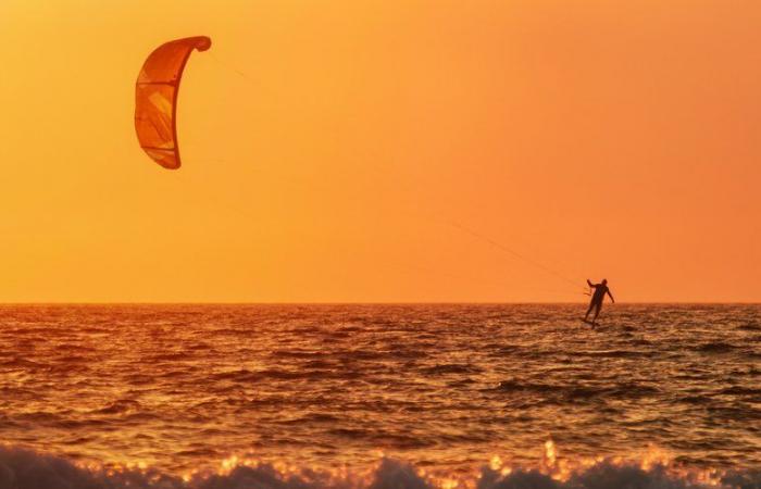 emporté par le vent, un homme décède lors d’une séance de kitesurf