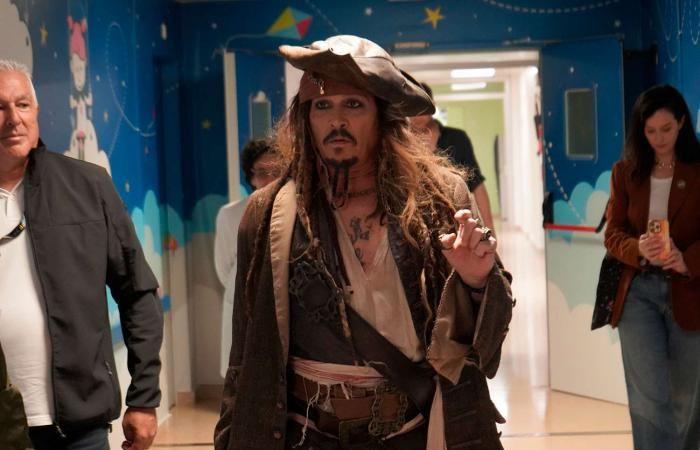 Johnny Depp redevient Jack Sparrow pour la bonne cause