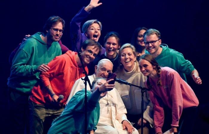 François aux 6 000 jeunes réunis pour une veillée : « Faites du bruit !