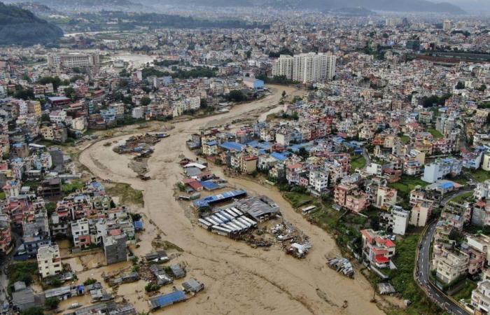 Les inondations qui frappent le Népal depuis vendredi ont fait plus de 100 morts, mais le bilan va s’alourdir