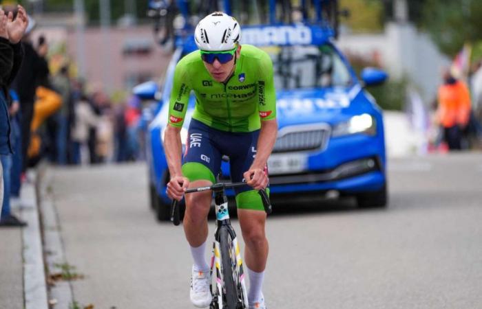 Tadej Pogacar sacré champion du monde de cyclisme sur route après une échappée de plus de 100 kilomètres