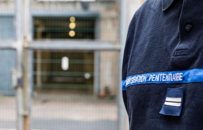 Un gardien de prison blessé et un autre pris en otage lors d’une mutinerie