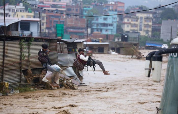 Les inondations qui frappent le Népal depuis vendredi ont fait plus de 100 morts, mais le bilan va s’alourdir