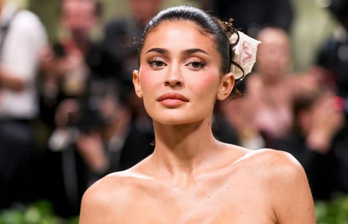 Kylie Jenner ose porter une robe ultra moulante au décolleté XXL à son image, la star enflamme la Fashion Week de Paris