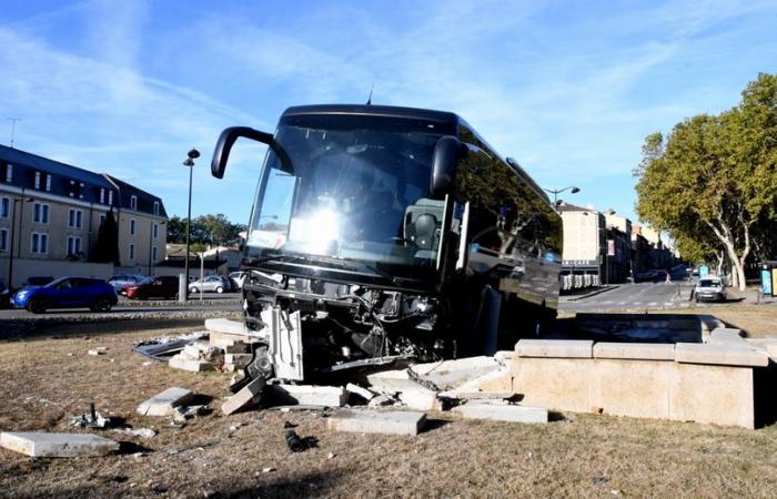 Accident spectaculaire en centre-ville de Carcassonne, un bus termine son trajet dans la fontaine