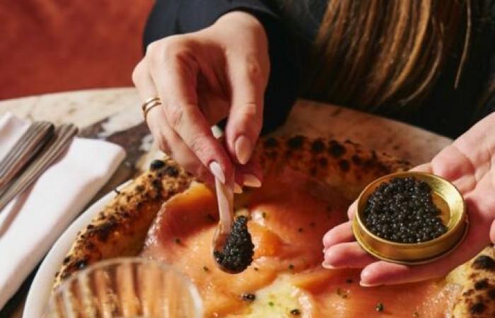 son dîner avec son nouveau partenaire dans ce célèbre restaurant