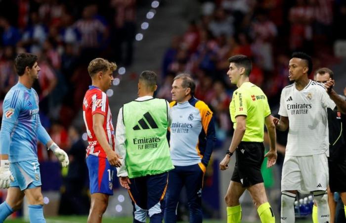 l’arbitre suspend le match 15 minutes après que les tribunes de l’Atlético de Madrid ont lancé des objets sur le but du Real Madrid