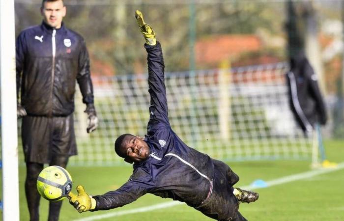 Girondins de Bordeaux. Goalkeeper Over Mandanda entered the Coupe de France… in midfield