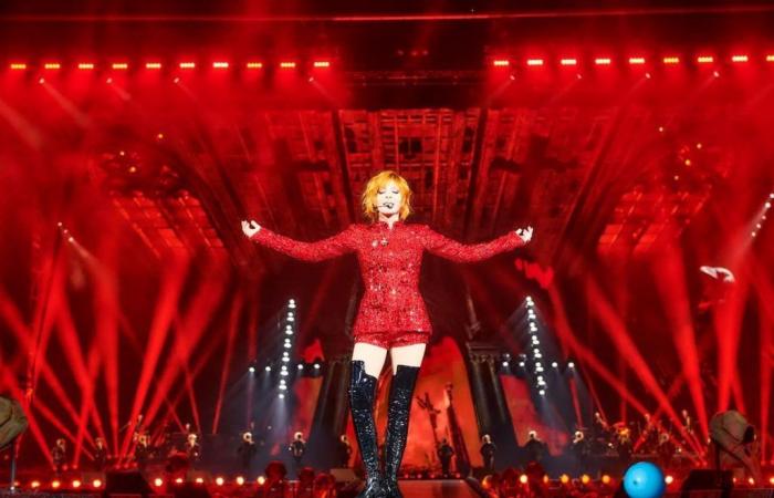 Mylène Farmer enflamme le Stade de France avec ce total look rouge signé par cette célèbre styliste belge