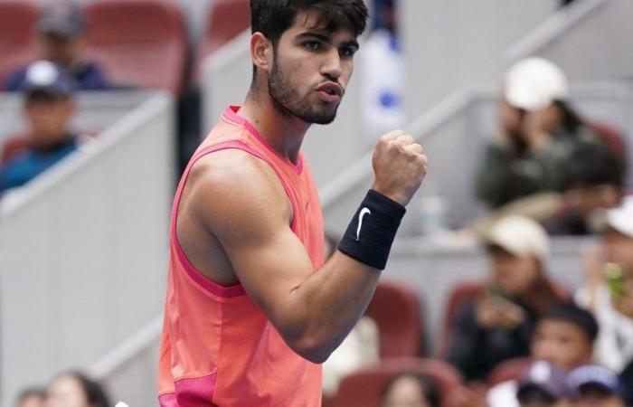 Alcaraz et Medvedev battent respectivement Khachanov et Cobolli et s’affronteront en demi-finale